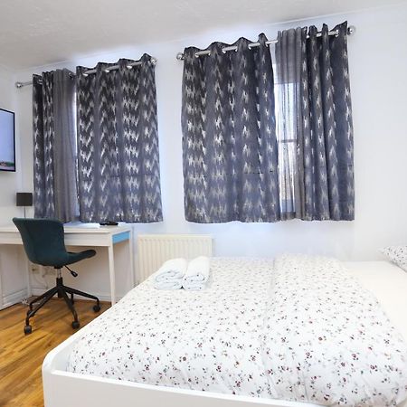 Fabulous Room With En-Suite Bathroom And Shared Kitchen Thamesmead  エクステリア 写真