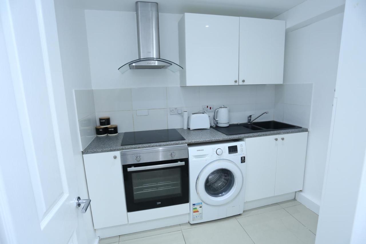 Fabulous Room With En-Suite Bathroom And Shared Kitchen Thamesmead  エクステリア 写真